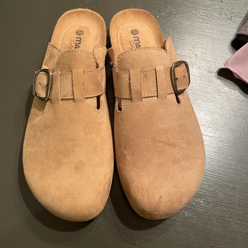 Women’s clogs size 7.5M. Like new.